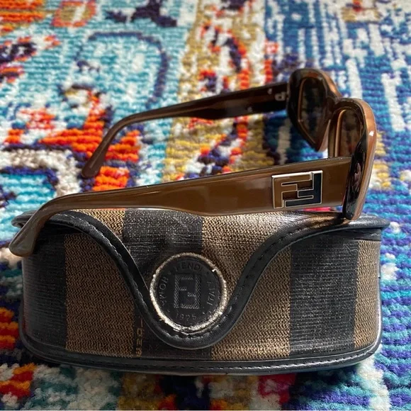 SOLD Vintage 90’s Fendi Sunglasses Sunnies Shades with Case - Picture 4 of 10
